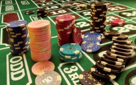 Antarmuka a2000m menampilkan live dealer casino dan sportsbook pada layar mobile